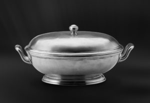 Ovale Suppenschüssel aus Zinn mit Sockel (Art.585)